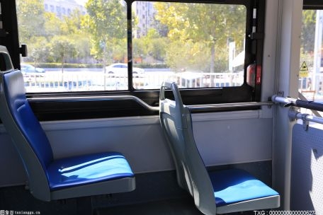 福州首批无障碍公交车辆投入运营 均为低地板新能源公交车