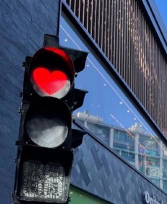 市民频频打卡北京SKP  原来是为了这个“爱心”红绿灯