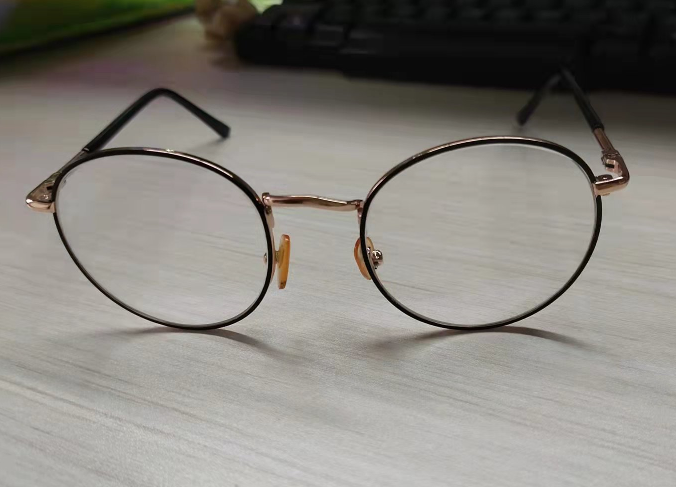 眼镜镜片折射率越高越耐磨吗 眼镜镜片怎么保护