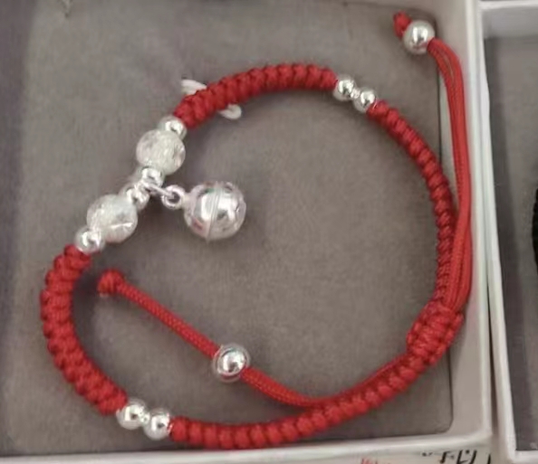 本命年红绳是妈妈给买还是自己买 本命年红绳的注意事项