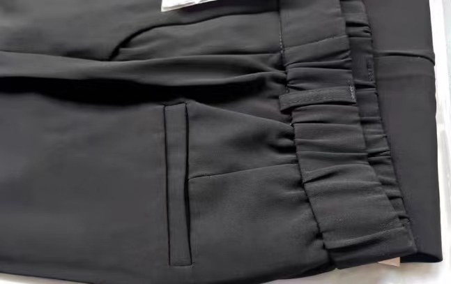 黑裤子泛白怎么能恢复 黑裤子为什么会发白