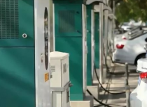 新能源车冬季充电频繁 公共充电桩基本靠“抢”