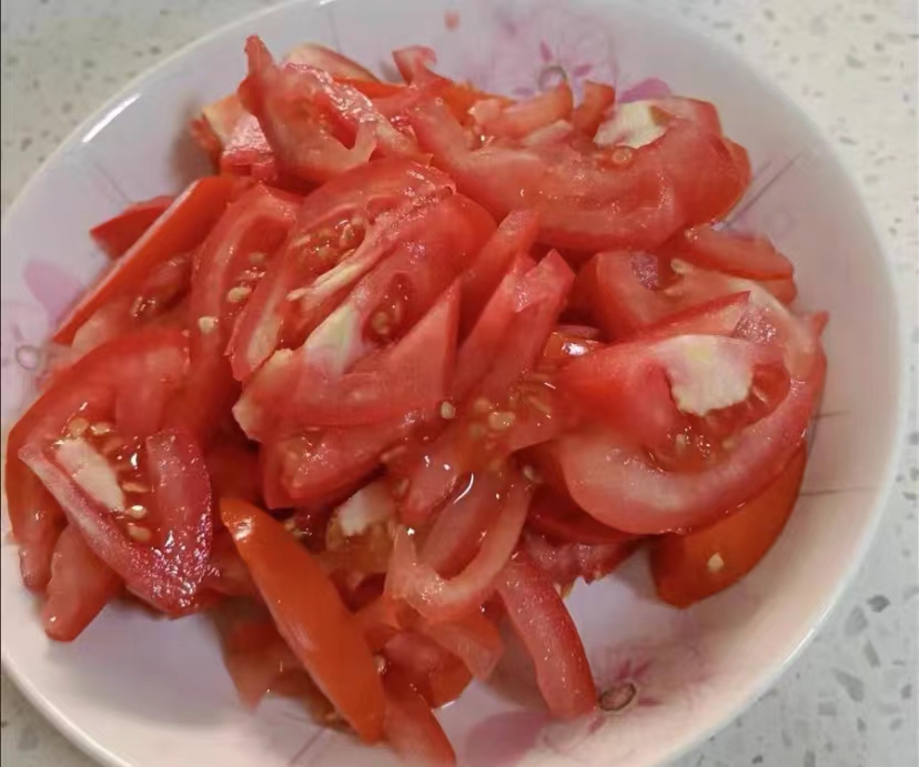 西红柿一半黄一半红能吃吗？吃西红柿的注意事项有什么？