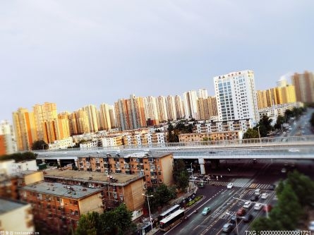 奥体公园旁6根墩柱“换装” 打造芜湖轨道交通文化名片