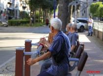 “银发低头族”被手机“绑架” 老人沉迷手机易埋健康隐患