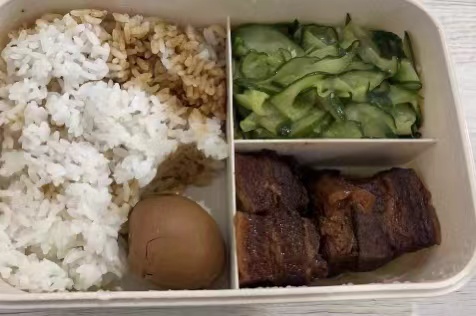 塑料饭盒可以装热菜热饭吗？用塑料饭盒有什么危害？