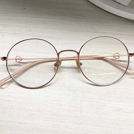 眼镜怎么擦才不会花？眼镜镜片哪种材质好？