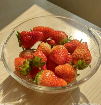 草莓籽红色是染色吗？吃草莓的注意事项是什么？