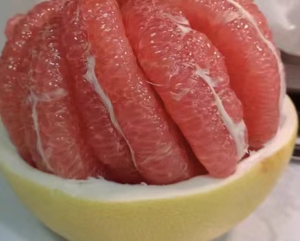 柚子包裹果肉的白色膜叫什么？柚子不适合什么人吃？