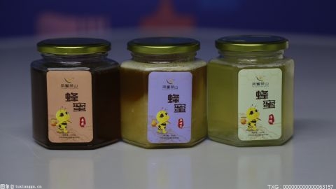 蜂蜜出氣了還能吃嗎？蜂蜜裝瓶里為什么會產生氣體？